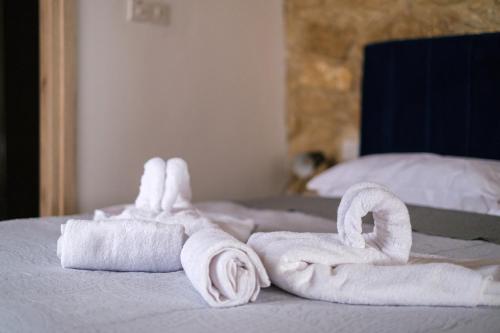 帕福斯Royal Stay Luxury Homes的床上的一大堆毛巾