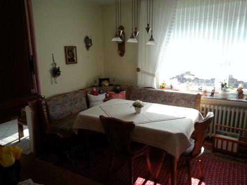 索恩堡Hainbuche的客厅配有桌子和沙发