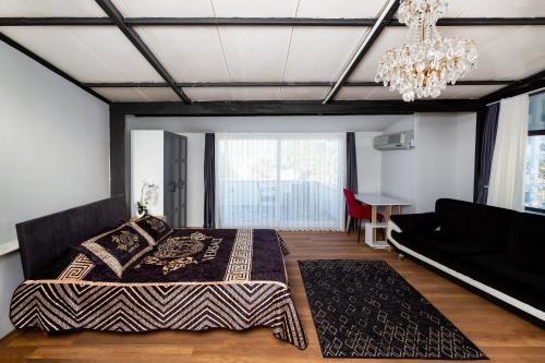 Balçova8 Rooms House的一间卧室配有一张大床和一个吊灯。