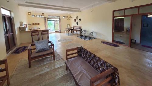 基济姆卡济Villa Pumziko的客厅配有沙发和椅子
