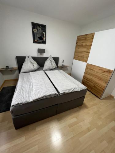 施奥弗灵Apartment 3 Gäste的一间卧室配有一张床,铺有木地板