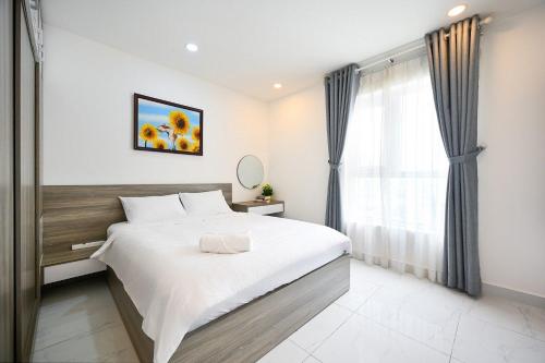 胡志明市Bearshouse - Terra Royal的一间卧室设有一张大床和一个窗户。