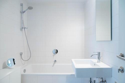 根特根特现代设计公寓的白色的浴室设有水槽和浴缸。