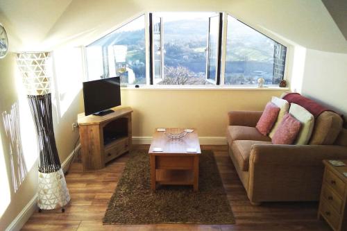 马特洛克Birds Nest, Romantic getaway with stunning views的带沙发和电视的客厅