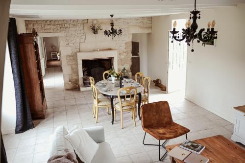 Saint-PorchaireChâteau de La Vallade的一间带桌椅和壁炉的用餐室