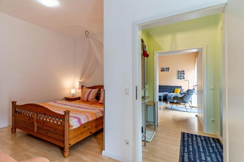 霍恩贝格Ferienhaus Brigitte的一间卧室设有一张床和一间客厅。