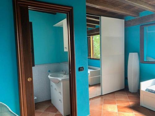兰佩杜萨Villa Maveda, un dammuso immerso nel verde的浴室设有蓝色的墙壁、水槽和镜子