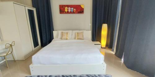 邦涛海滩Patrick villa phuket的卧室配有一张白色大床