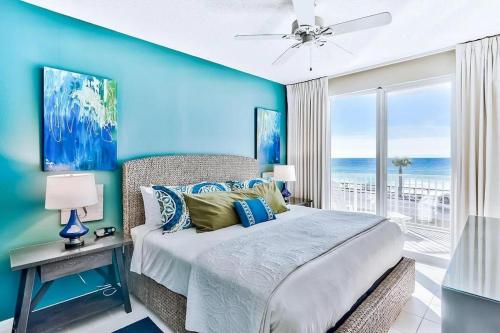 德斯坦Majestic Sun 202B的蓝色卧室配有一张床,享有海景