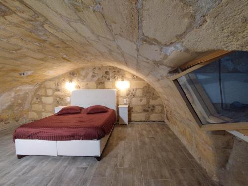 波尔多奥47号度假屋的卧室配有一张石墙床