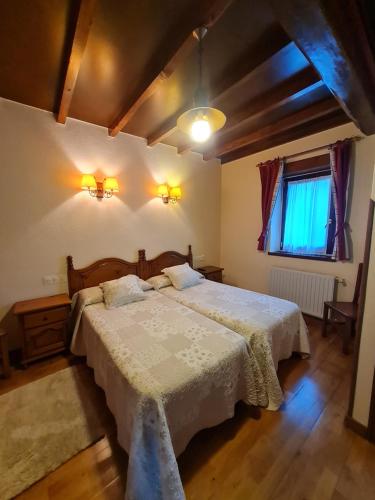 坎加斯-德奥尼斯拉巴​​尔沙酒店的一间卧室设有两张床和窗户。