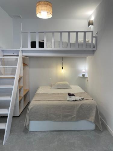塔里法Casa Florinda Tarifa的一间卧室设有双层床和楼梯。