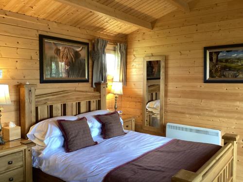 格拉斯哥Auchenlea lodges的小木屋内一间卧室,配有一张床