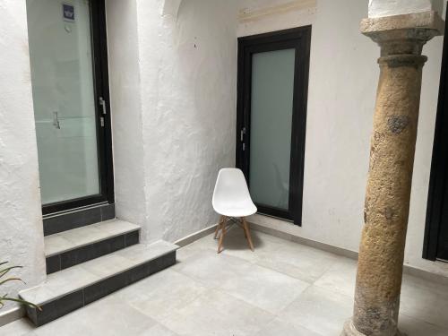 塔里法Casa Florinda Tarifa的坐在大楼前的白色椅子
