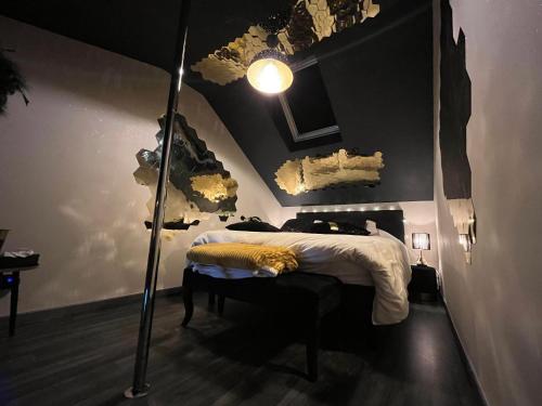 滨海贝尔克La tentation的一间卧室配有床和落地灯