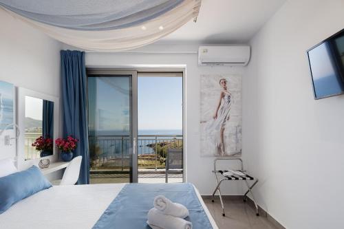 帕诺尔莫斯雷斯蒙Contessina del mare的一间卧室配有一张床,享有海景