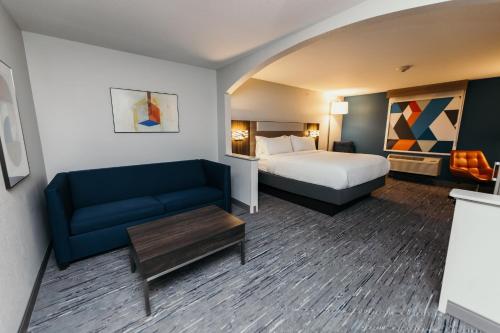 Urbandale厄本代尔德梅因智选假日酒店及套房的酒店客房,配有床和沙发