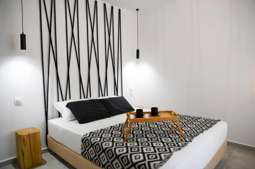 阿基欧斯尼古拉斯Casa De Lago的一间卧室配有一张桌子和一张床铺
