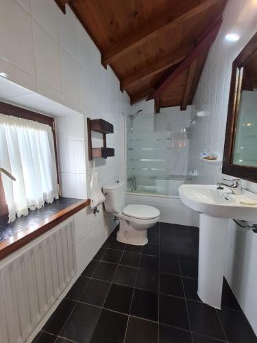 坎加斯-德奥尼斯拉巴​​尔沙酒店的一间带卫生间和水槽的浴室