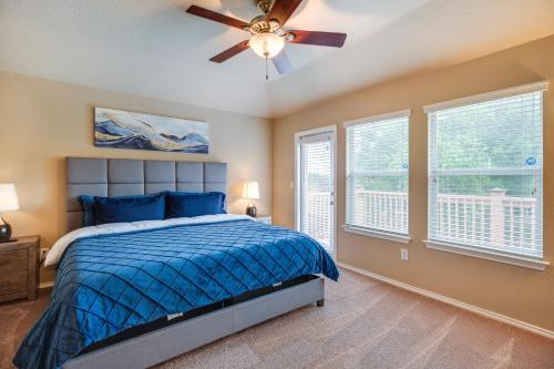 圣安东尼奥San Antonio Vacation Rental with Patio Near SeaWorld的一间卧室配有一张床和吊扇