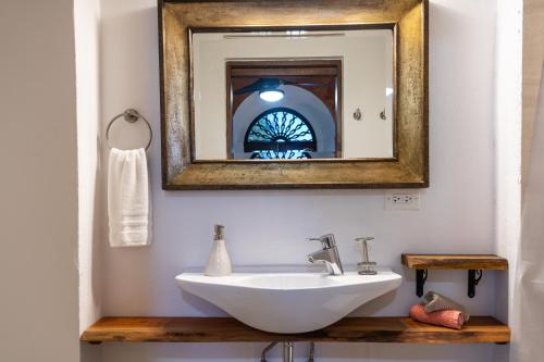 圣胡安Casa Sol Bed and Breakfast的浴室设有白色水槽和镜子