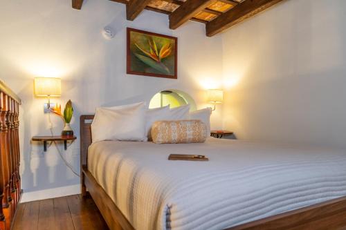 圣胡安Casa Sol Bed and Breakfast的一间卧室配有一张带两盏灯的大型白色床。