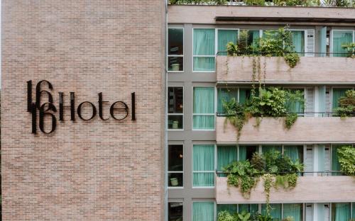 麦德林1616 Hotel Medellin的砖砌建筑,上面有酒店标志