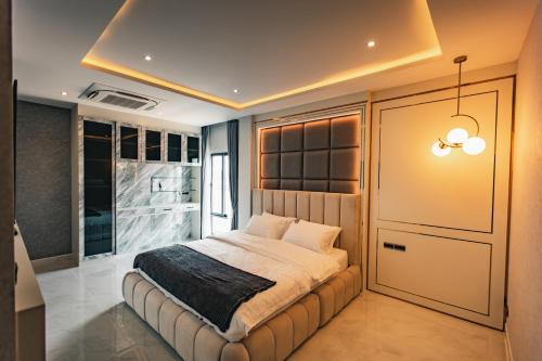 农布Astro Luxury: Ultra Luxury 4 Beds Pool Villa的一间卧室设有一张床和一个推拉门