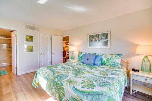 皮尔斯堡Hutchinson Island Vacation Rental with Beach Access!的一间卧室配有一张带热带床罩的床