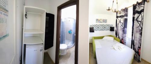 那沃达利Mara si Marea的浴室的两张照片,配有一张床和一个卫生间