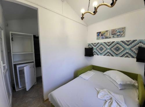 那沃达利Mara si Marea的一间小卧室,配有一张床和镜子