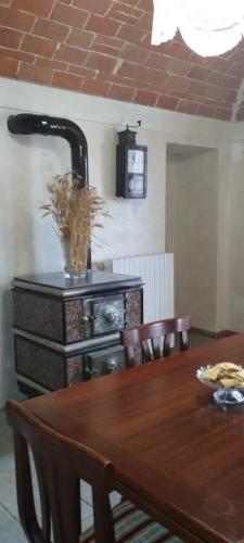 OlivolaLa casa dei limoni的一间带桌子和壁炉的用餐室