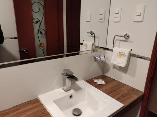 卡哈马卡Hotel Silva Inn的浴室设有白色水槽和镜子