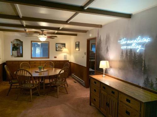 Twain HarteHarte's Desire Cabin - Lake, A/C, Arcade +的一间带桌椅的用餐室