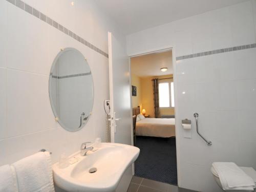 Belin-BelietHotel La Cabane的白色的浴室设有水槽和镜子