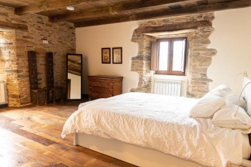 VilarCASA GRANDE VILAR的一间卧室设有一张床和砖墙