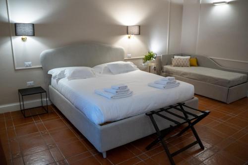 巴里CASA ALMIKA PRINCIPE AMEDEO的卧室配有一张白色的大床和一张沙发。