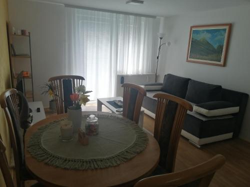 利塔尼Vikendica Lep pogled的客厅配有桌子和沙发