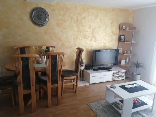 利塔尼Vikendica Lep pogled的客厅配有桌子和电视