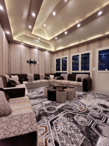 ‘Ezbet Sa‘dî Mugâwirمون لايت Moon Light Villa的带沙发和桌子的大客厅