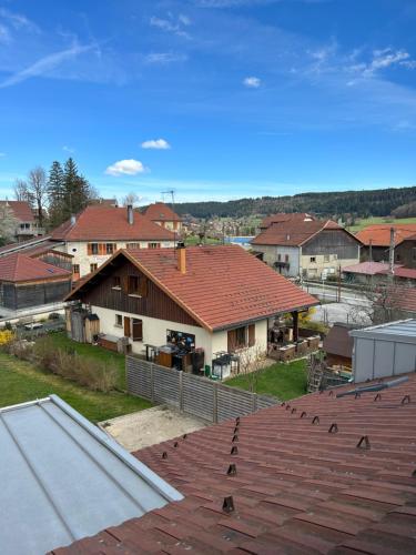 Saint-Point-LacL'ECRIN DU LAC chambres d'hôtes的享有屋顶房屋的景致