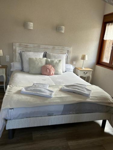Saint-Point-LacL'ECRIN DU LAC chambres d'hôtes的一间卧室配有一张大床和两条毛巾