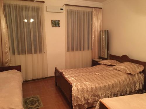 HalidzorSyunyats guest house的一间卧室设有两张床和窗户。