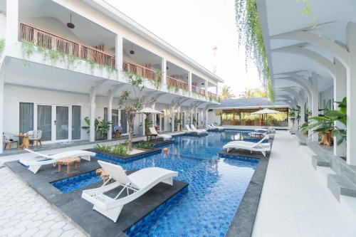 吉利特拉旺安Sea Shell Resort的一张酒店游泳池的图片,里面摆放着桌椅