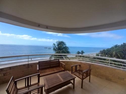 波拉马尔Beach View Palace的阳台设有长椅,享有海景。