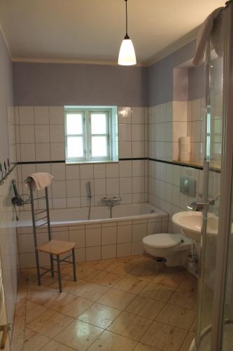 普特布斯Altes Waschhaus Krakvitz的带浴缸、卫生间和盥洗盆的浴室