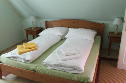 普特布斯Altes Waschhaus Krakvitz的一张带白色床单和毛巾的床