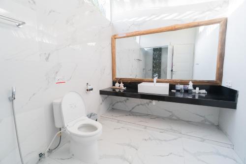 吉利特拉旺安Sea Shell Resort的白色的浴室设有镜子和卫生间
