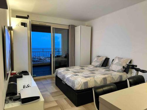 蒙特卡罗Studio à Monaco Fontvieille的一间卧室配有一张床,享有海景