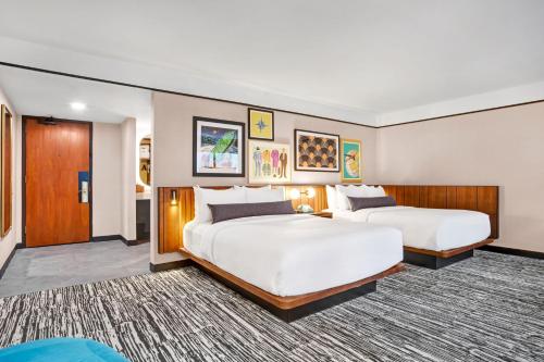 明尼阿波利斯北极星明尼阿波利斯皇冠假日酒店--市区的一间酒店客房,设有两张床和走廊